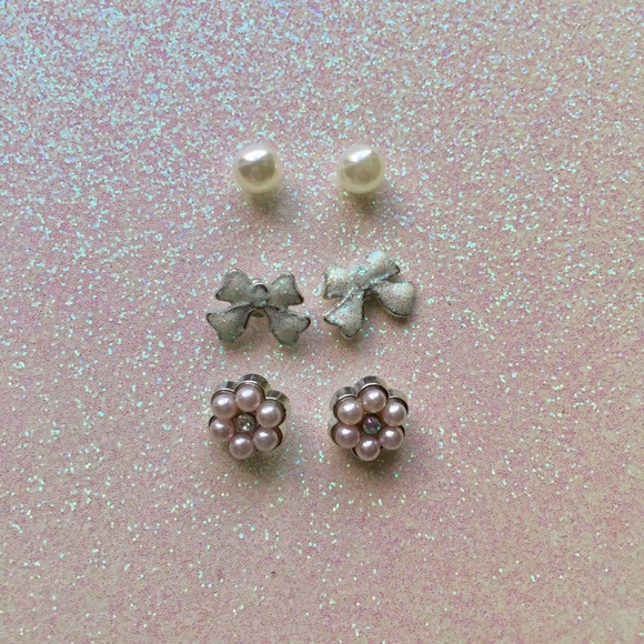 Jewelry - 🛑Bundled🛑New Stud Earrings Floral Pearl